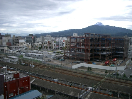 沼津駅と富士山・愛鷹山