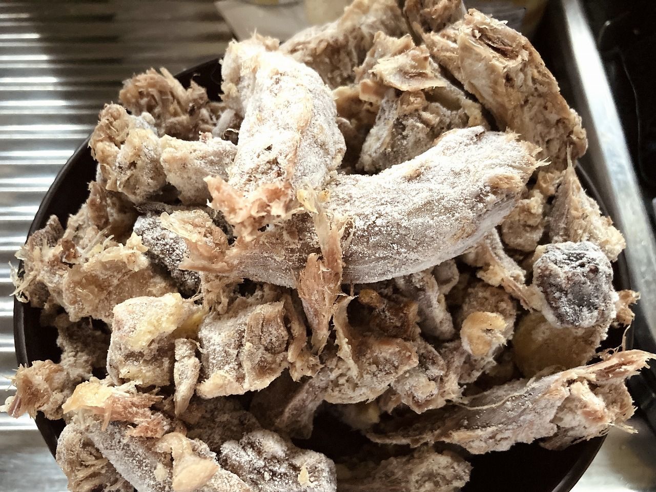 数時間煮込むだけで濃厚鶏白湯スープが大量に錬成できる 冷凍鶏ガラパック でラーメンやカレーを作ってみた メシ通 ホットペッパーグルメ