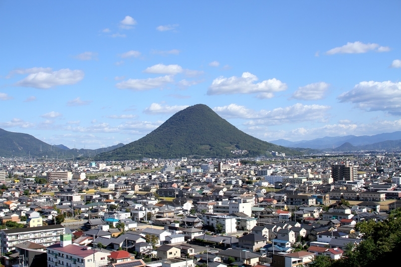 丸亀城から見る飯野山