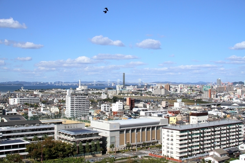 丸亀城から見るゴールドタワー