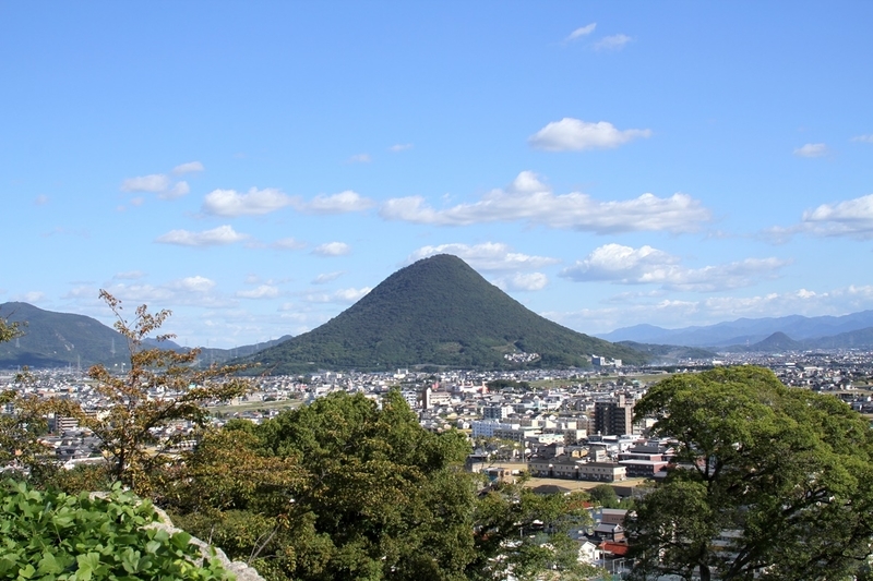 丸亀城から見る飯野山