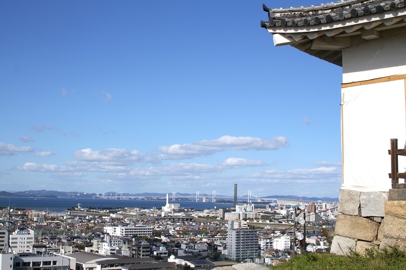 丸亀城から見る瀬戸大橋