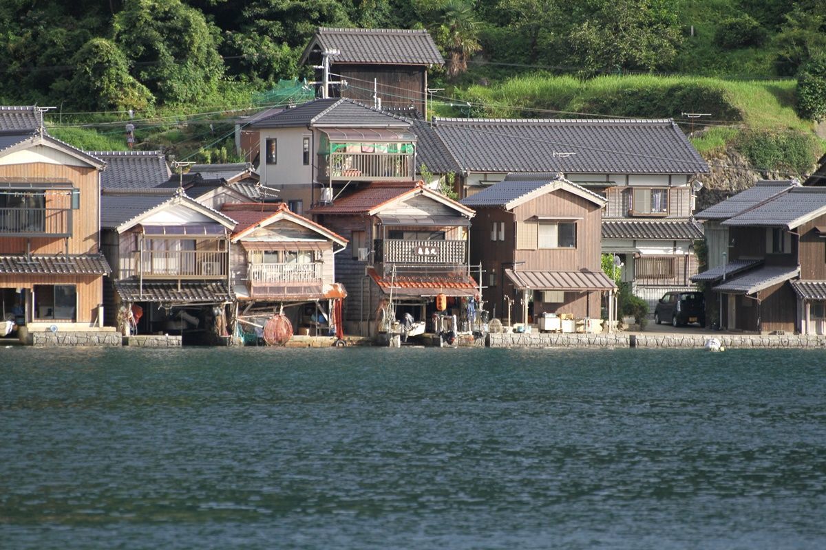 【京都・伊根町】伝統の『伊根の舟屋』を眺める