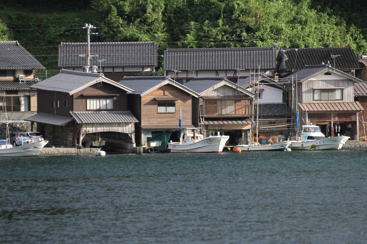 【京都・伊根町】伝統の『伊根の舟屋』を眺める