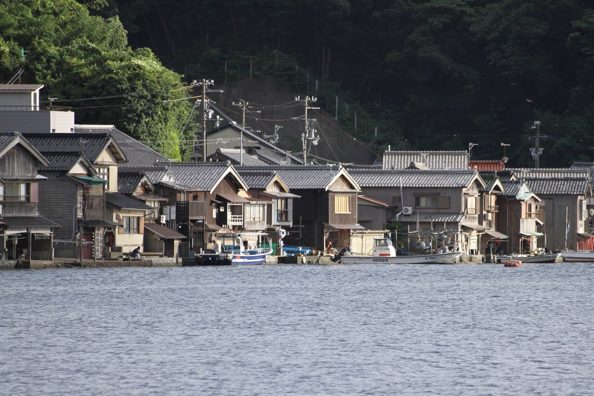 【京都・伊根町】伝統の『伊根の舟屋』を眺める