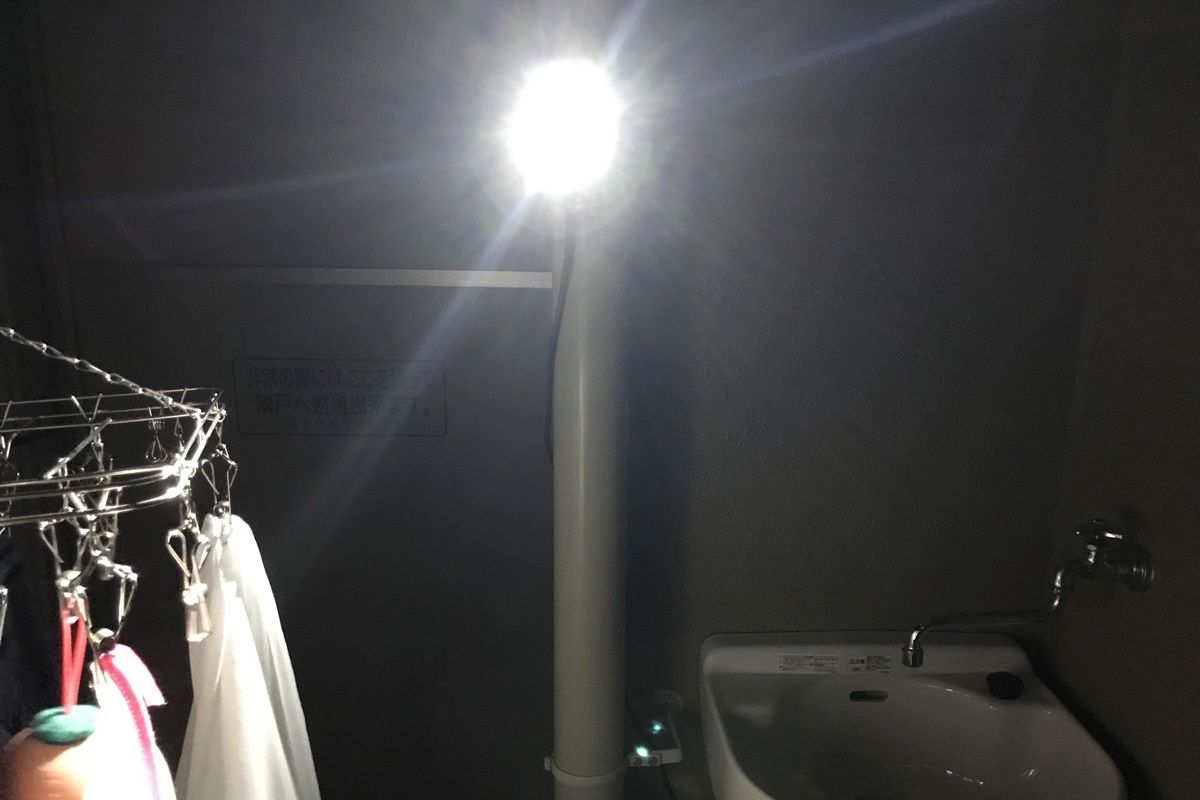 夜の洗濯干しが便利に！ベランダに人感センサーライトを設置
