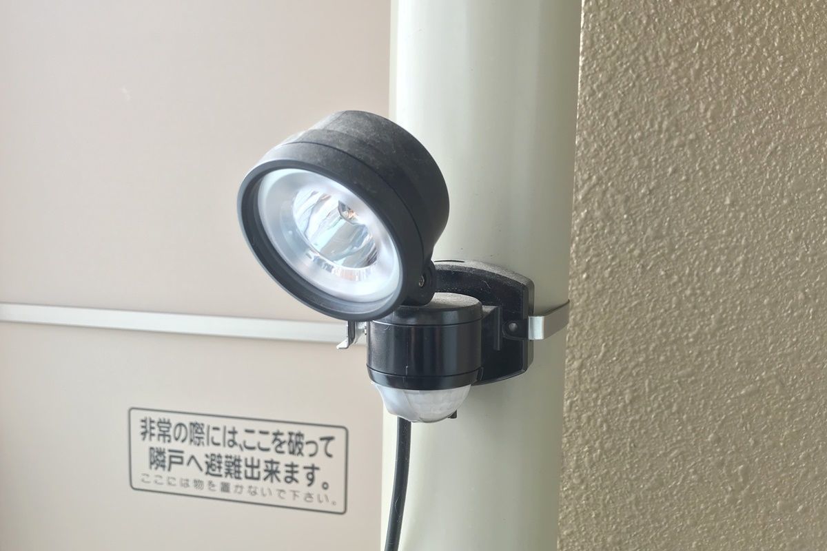 夜の洗濯干しが便利に!ベランダに人感センサーライトを設置