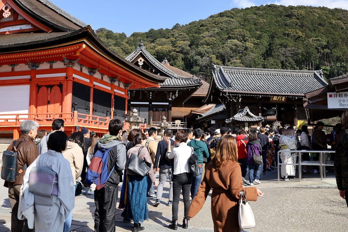 【京都】新型コロナウィルスの影響で外国人観光客激減の清水寺を参拝