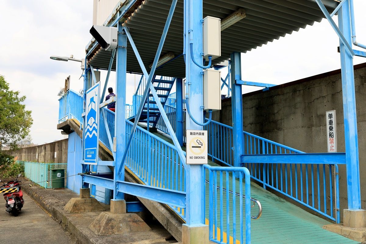 【大阪】アーチ型水門『木津川水門』を渡し船から眺める