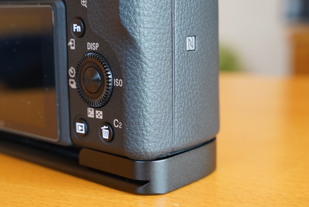 α6400にL型プレート(L型ブラケット)を装着！グリップ力UPで持ちやすく