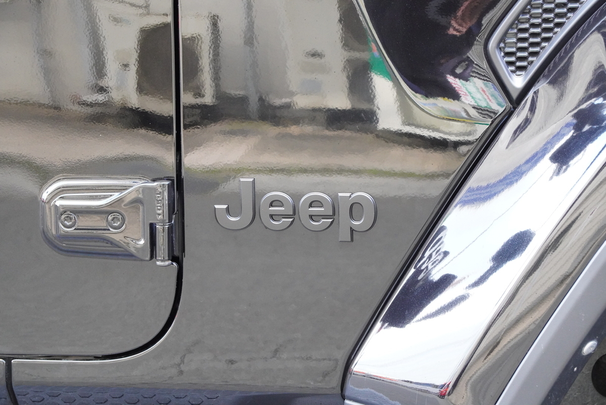 ラングラーJL】Jeepエンブレムをラバースプレーでマットブラック