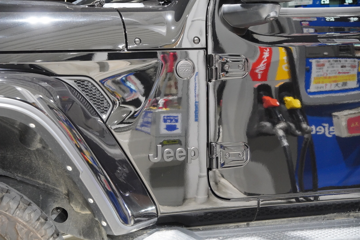 ラングラーJL】Jeepエンブレムをラバースプレーでマットブラック