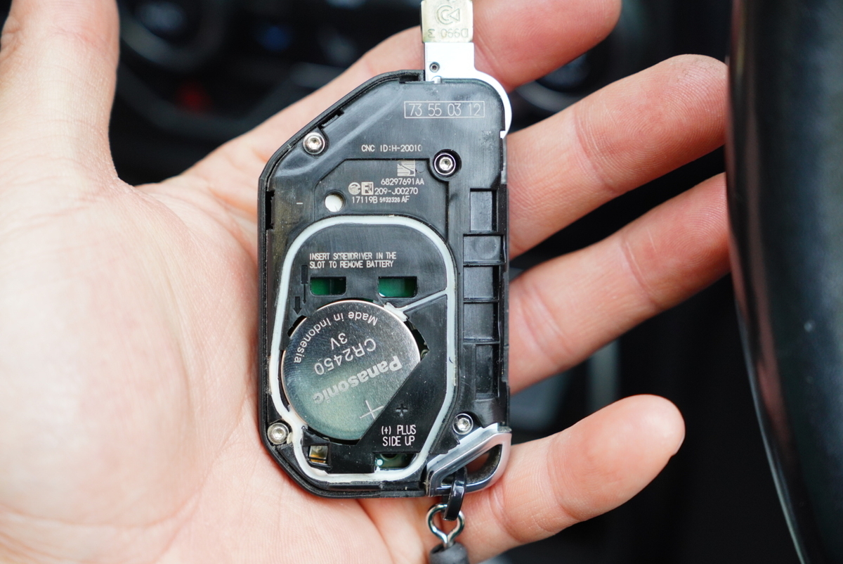 ラングラーJL】スマートキーの電池交換方法 たった5分めちゃ簡単