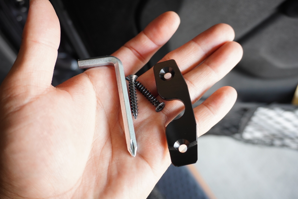 ラングラーJL】サンバイザーが壊れたので補修？補強プレートつけてみた