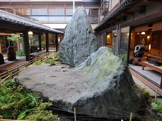 銘石の宿かげつ」宿泊記③ 高い完成度！巨石銘石と水豊かな庭園散策