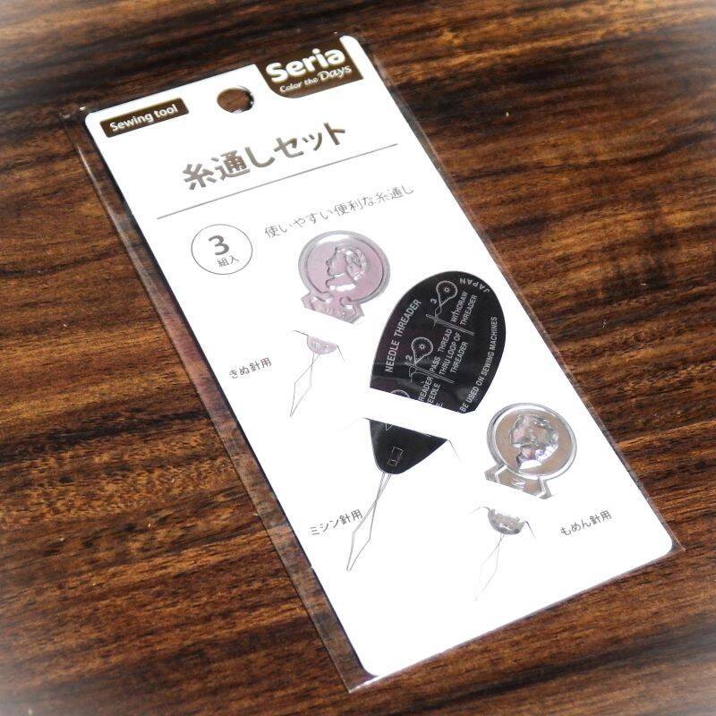 100円　セリアのミシン針糸通し
