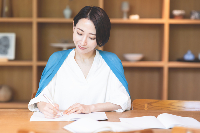 気づいたことをノートに書き留めておく様子