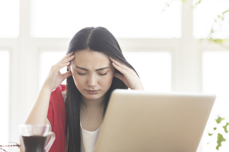 仕事がうまくいかずに自己嫌悪に陥っている人の様子