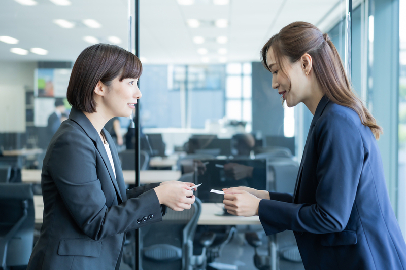 初対面の相手に関心を持つイメージ