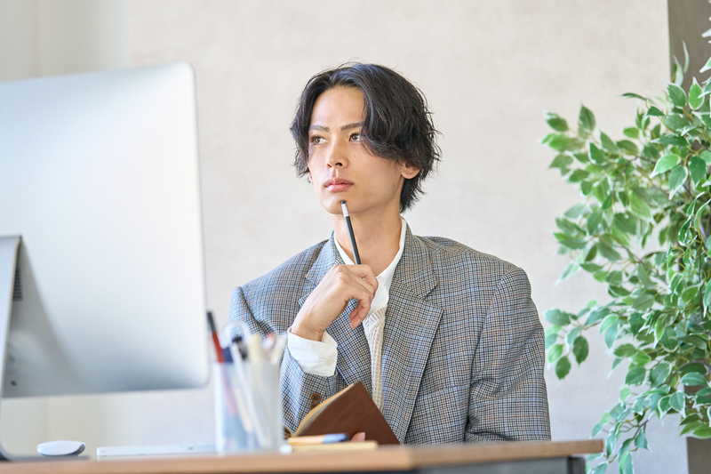 多角的に物事を見ている様子