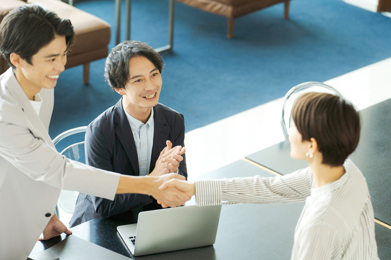 仕事で人間関係を改善する様子