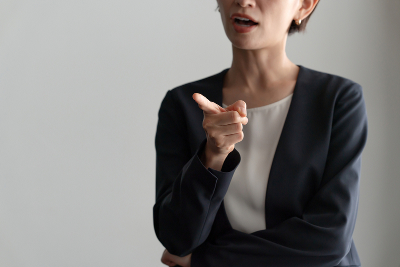 他責思考ですぐ人のせいにする同僚のイメージ