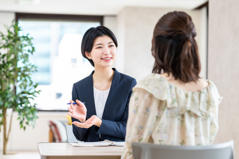 相槌を打ちながら商品説明する人のイメージ