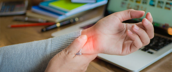 スマホを持つ手が震えてる…!? 実はなかなか気づかない、パソコン腱鞘炎・スマホ腱鞘炎とは