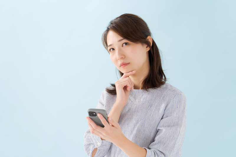 メールで会社を休む連絡を入れてよいか悩む様子