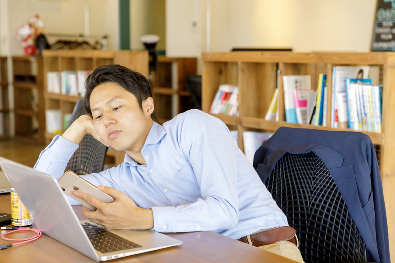 ストレスを抱える仕事から目を逸らす様子