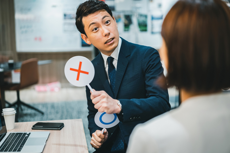 「逃げ癖」について同僚からダメ出しを受ける様子