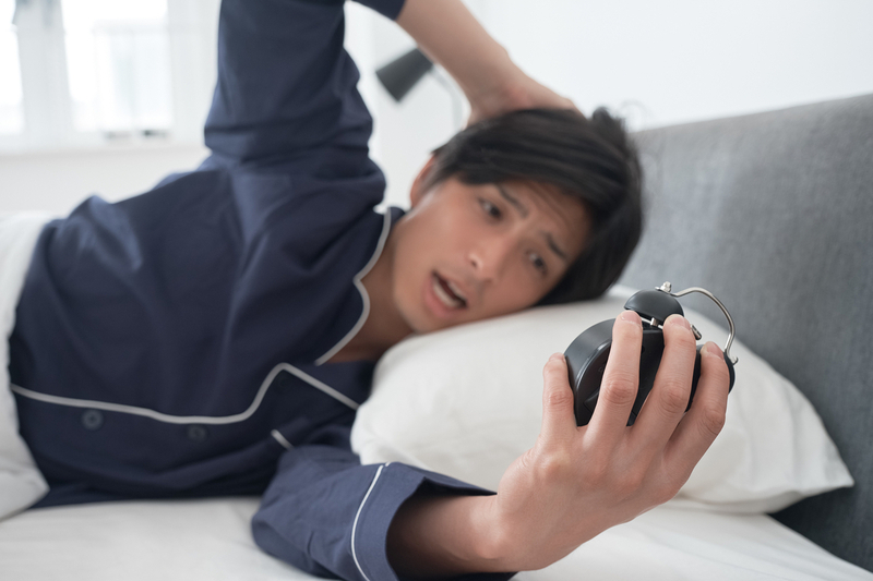 寝坊して遅刻しそうな様子