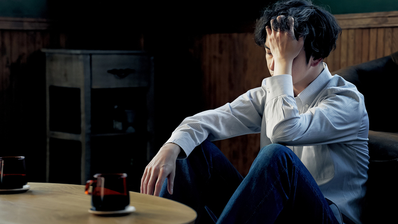 知らない話題に関心を示さない人のイメージ