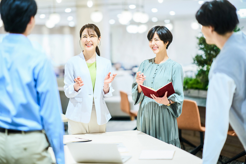 周囲と信頼関係を築ける人のイメージ