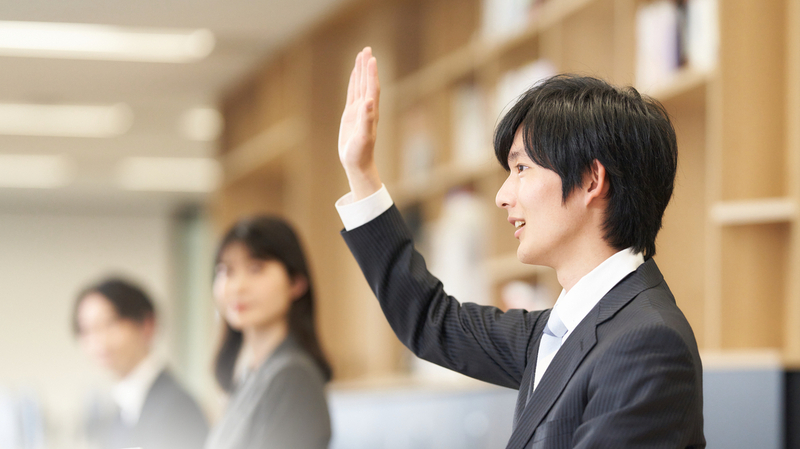 会議で積極的に質問する人のイメージ
