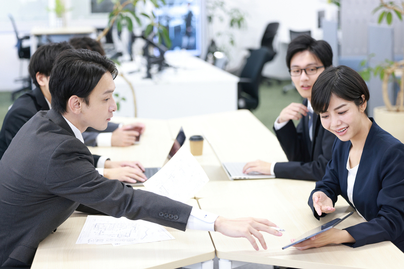 会議中に同僚に質問する人