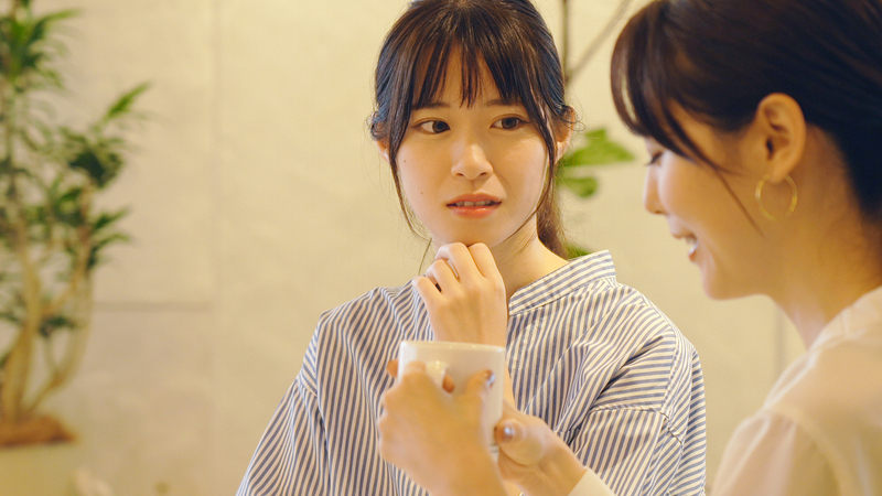 友人が充実している様子を聞き劣等感を抱くイメージ