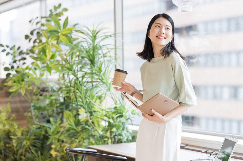 劣等感を克服して充実した日々を送る人のイメージ
