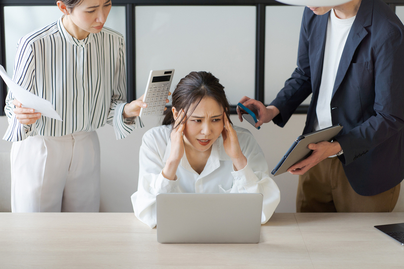 職場に嫌いな人がいてストレスを抱えるイメージ