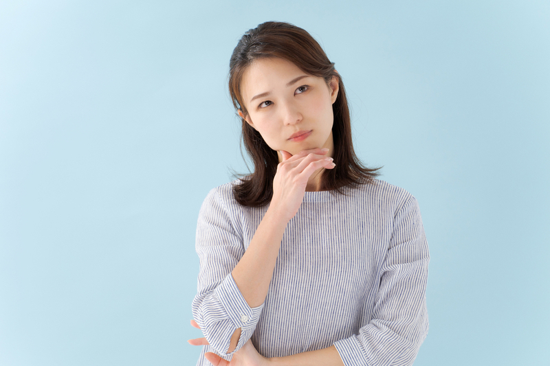 なぜあの同僚のことが嫌いなのか疑問に感じている様子