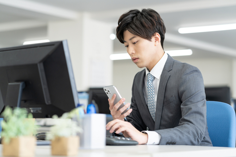 作業に飽きてスマホを見てしまう人