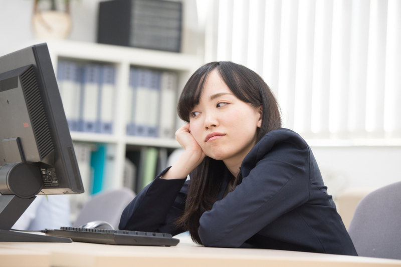 飽きて仕事へのやる気を出せない様子