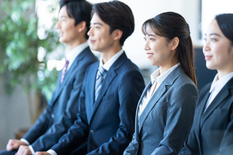 面接で堂々と得意なことについて話す人のイメージ