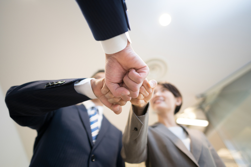 人望がある人の元で一致団結するイメージ