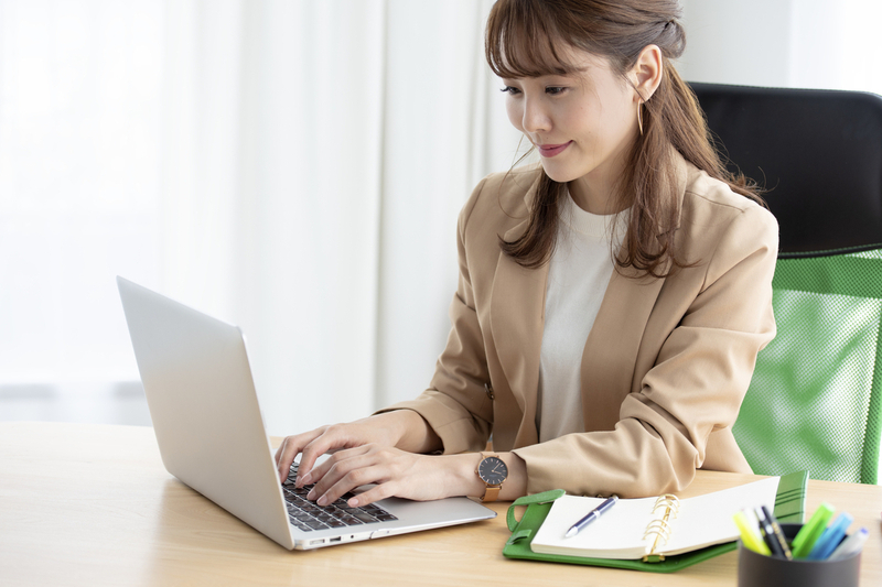 1日を振り返りパソコンで情報をまとめている様子