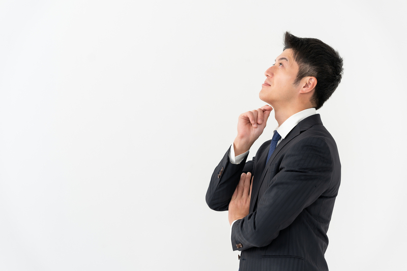 自信過剰で自分の仕事に満足している人の様子