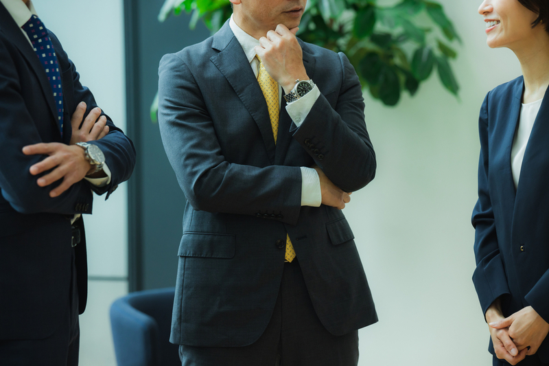 実は弱さを隠すために自信過剰に振る舞っている人のイメージ