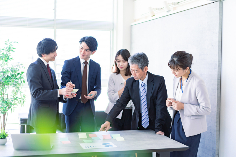 自信過剰な人とも上手にコミュニケーションを取るイメージ