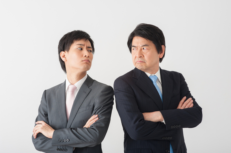 社内で対立している上司と部下のイメージ