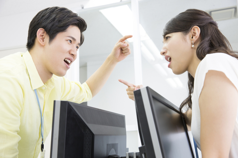社内で激しい喧嘩を繰り広げる様子